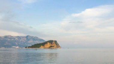 Zaman aşımı ve Adriyatik denizi, Karadağ 'ın Budva kenti yakınlarındaki Sveti Nikola adasına bakıyor
