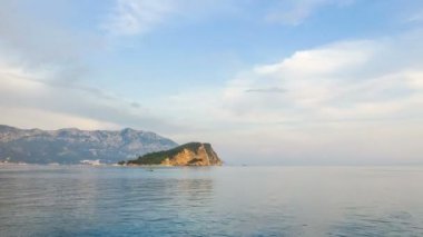 Zaman aşımı ve Adriyatik denizi, Karadağ 'ın Budva kenti yakınlarındaki Sveti Nikola adasına bakıyor