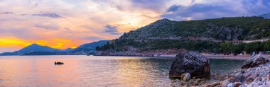 Karadağ 'ın Adriyatik kıyı şeridinde muhteşem renkli gün batımı, muhteşem deniz manzarası, panoramik manzarası.
