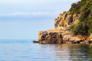 Karadağ 'ın Budva kenti yakınlarındaki Adriyatik kıyı şeridi, Akdeniz yaz deniz manzarası, doğa manzarası, yaz cennetine tatiller.