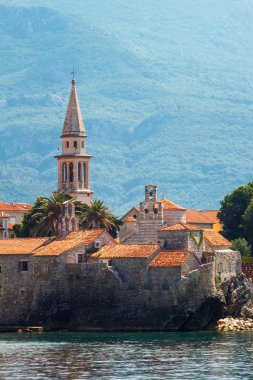Karadağ 'ın Adriyatik kıyı şeridinde yer alan eski ve eski Budva kenti yakından görülüyor. şehir manzarası arkaplanı.