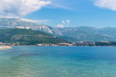 Adriyatik kıyı şeridi ve Karadağ 'daki Budva kenti, Akdeniz yaz deniz manzarası, doğa manzarası, yaz cennetine tatiller.