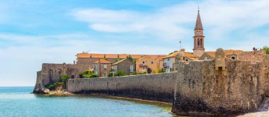 Karadağ 'ın Adriyatik kıyı şeridinde yer alan eski ve eski Budva kenti yakından görülüyor. şehir manzarası arka plan, panorama.