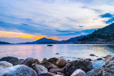 Karadağ 'ın Adriyatik kıyı şeridinde muhteşem renkli gün batımı, muhteşem deniz manzarası.