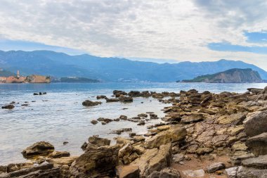 Karadağ 'ın Adriyatik kıyı şeridinde büyük taşlı Mogren plajı, eski Budva kenti ve Sveti Nikola adası.