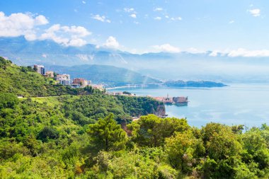 Karadağ 'ın dağlarla çevrili Adriyatik kıyı şeridine ve Budva şehrine yukarıdan bak.