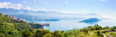 Dağlar, Karadağ ve panoramik manzarayla çevrili Adriyatik kıyı şeridi ve Budva şehrine yukarıdan bir bakış.
