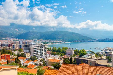 Budva kentinin kenti, Karadağ 'ın Adriyatik kıyı şeridinde dağlarla çevrili. Yukarıdan görünüm.