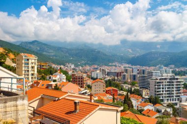 Budva kentinin kenti, Karadağ 'ın Adriyatik kıyı şeridinde dağlarla çevrili. Yukarıdan görünüm.
