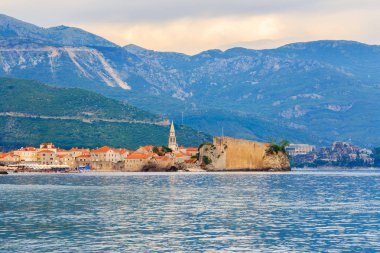 Karadağ 'ın Adriyatik kıyı şeridindeki eski Budva kentine bakın. yaz deniz manzarası arkaplanı.