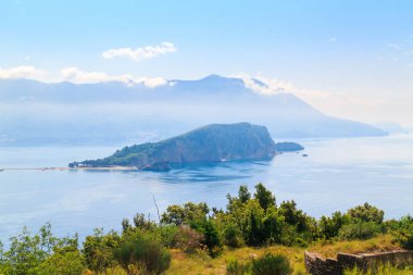 Adriyatik kıyı şeridi ve Karadağ 'ın Budva kenti yakınlarındaki Sveti Nikola adasından manzara, doğa manzarası, yaz cennetine tatiller.