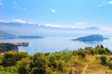Karadağ 'ın dağlarla çevrili Adriyatik kıyı şeridine ve Budva şehrine yukarıdan bak.