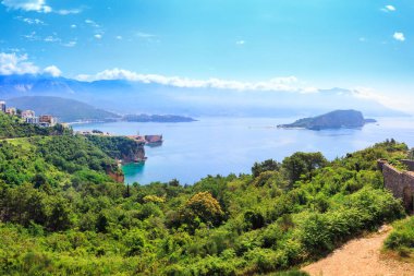Karadağ 'ın dağlarla çevrili Adriyatik kıyı şeridine ve Budva şehrine yukarıdan bak.