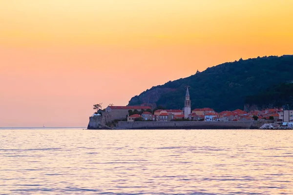 Niesamowity Zachód Słońca Wybrzeżu Adriatyku Widok Miasto Budva Czarnogórze — Zdjęcie stockowe