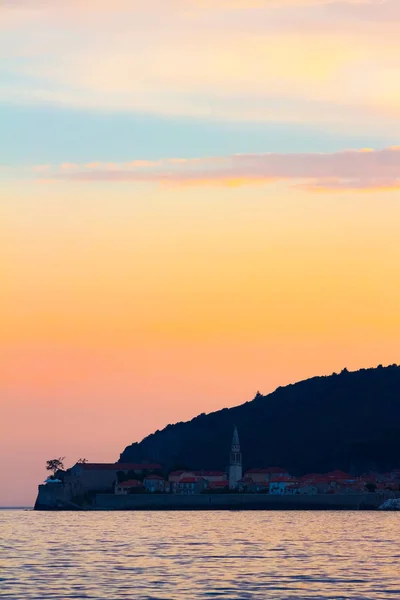 Menakjubkan Matahari Terbenam Pantai Laut Adriatik Melihat Kota Budva Montenegro — Stok Foto