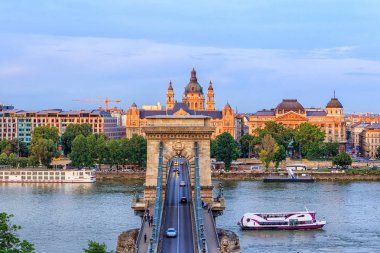 Tuna Nehri üzerindeki köprü, Budapeşte 'nin tarihi bölgesi, Macaristan.
