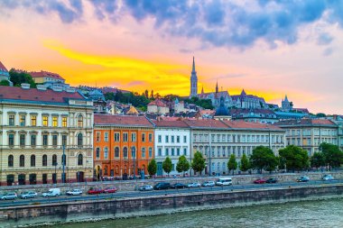 Macaristan 'ın tarihi Budapeşte şehrinin üzerinde renkli bir gün batımı.