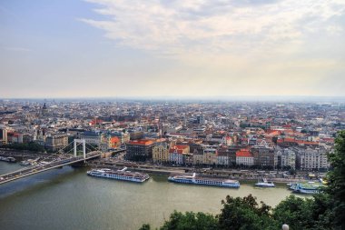 Macaristan 'ın Budapeşte kenti, tarihi bölge ve Tuna Nehri' nden manzaraya bak..