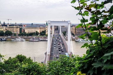 Tuna Nehri üzerindeki köprü, Budapeşte 'nin tarihi bölgesi, Macaristan.