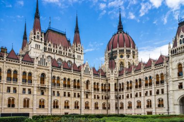 Macaristan 'ın Budapeşte şehrindeki parlamento binası cephesi.