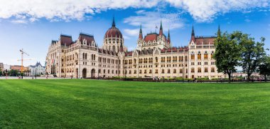 Budapeşte, Macaristan - 23 Mayıs 2018: Macaristan parlamento binasına panoramik bakış.