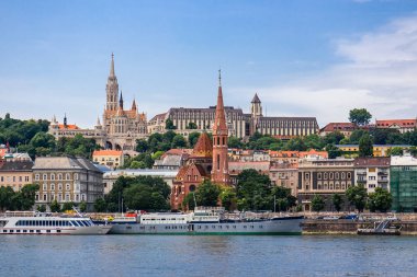 Macaristan 'ın Tuna nehrinin kıyısındaki Budapeşte şehrinin tarihi kent manzarası.