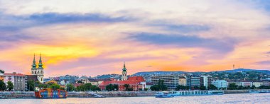 Macaristan 'ın tarihi Budapeşte şehrinin üzerinde renkli bir gün batımı.