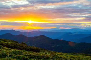 Dağlarda gün batımında renkli manzara, manzaralı vahşi doğa, Karpatlar..