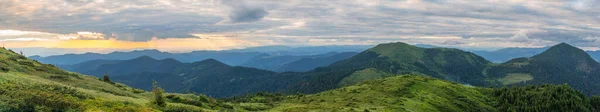 Dağ Sırası Panoraması Gün Batımında Manzara Dağ Zirvesinden Karpatlar Dan — Stok fotoğraf