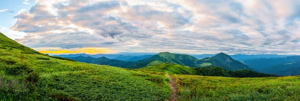 Kleurrijk Panorama Van Bergketen Landschap Zonsondergang Schilderachtige Wilde Natuur Karpaten — Stockfoto