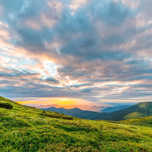 Πολύχρωμο Τοπίο Στο Ηλιοβασίλεμα Στα Βουνά Γραφική Άγρια Φύση Καρπάθια — Φωτογραφία Αρχείου