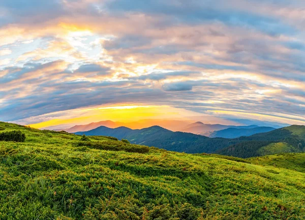 Kleurrijk Landschap Bij Zonsondergang Bergen Schilderachtige Wilde Natuur Karpaten — Stockfoto