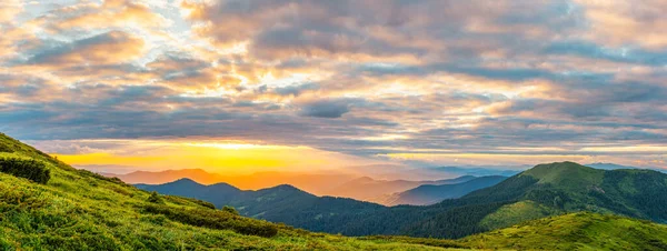 Bunte Landschaft Bei Sonnenuntergang Den Bergen Malerische Wilde Natur Karpaten — Stockfoto