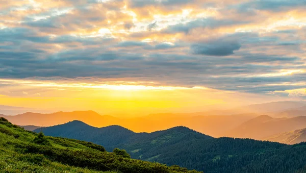 Kolorowy Krajobraz Zachodzie Słońca Górach Malownicza Dzika Przyroda Karpaty — Zdjęcie stockowe