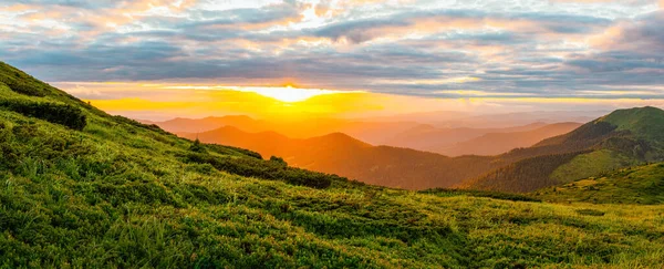 Dağlarda gün batımında renkli manzara, manzaralı vahşi doğa manzarası, Karpatlar.