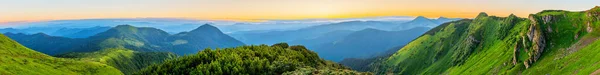 Dağlardaki Renkli Gündoğumu Manzarası Şafak Vakti Vahşi Doğa Manzarası Karpatlar — Stok fotoğraf