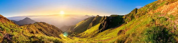 Красочный Пейзаж Восхода Солнца Горах Живописная Панорама Дикой Природы Рассвете — стоковое фото