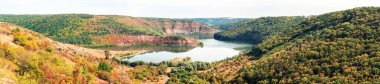 Ulusal doğa parkındaki manzara Podilski Tovtry, Studenytsia nehri Dnister nehrinin koludur..