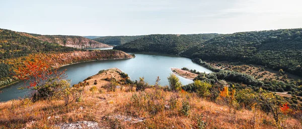 Ulusal doğa parkındaki manzara Podilski Tovtry, Studenytsia nehri Dnister nehrinin koludur..