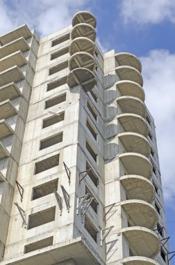 Yüksek katlı yekpare binanın özgün mimarisi, yan görünüm.