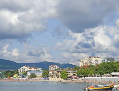 Şehir beach otel arka planda deniz kıyısında.