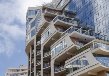 Bir bulutlu gökyüzü bir çerçevede bir cam duvar ile bina yeni mavi.