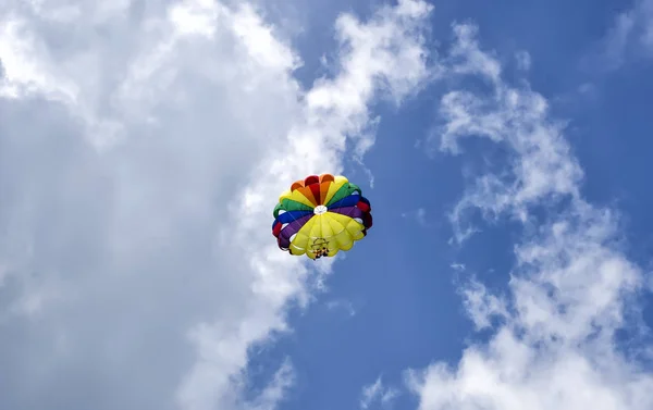 Cúpula Redonda Multicolorida Paraquedas Com Pessoas Contra Céu Nublado Azul Imagem De Stock