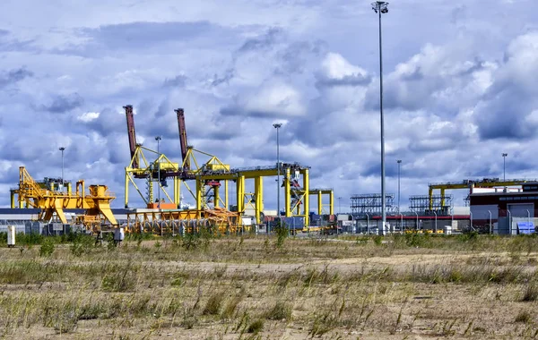 Novo Terminal Contentores Carregando Equipamentos Armazéns Contêineres Close Contra Fundo — Fotografia de Stock