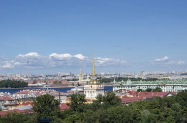 Cityscape mavi nehir, yüksek binalar, kulesini.