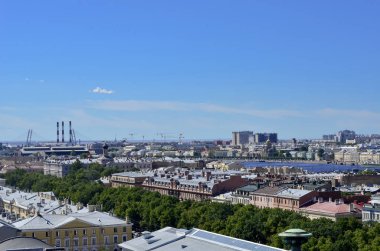 Ufukta nehir ve kule vinç ile şehrin alanının üstten görünüm.