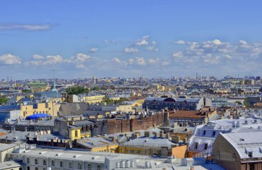 Yukarıdan şehir panoraması. Binalar, kubbeler, borular, kuleleri yoğun bulunduğu çatılar.
