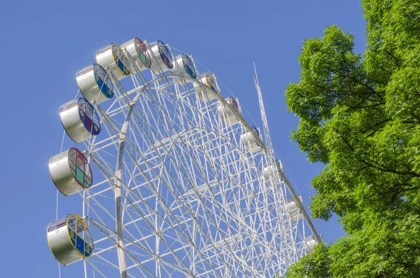 Ferris wheel against blue sky — Stock Photo, Image