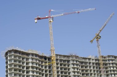 Eksileri altında binanın arka planda Inşaat vinçler