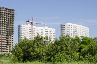 Beyaz binaların şantiye ve yekpare bir ev agai